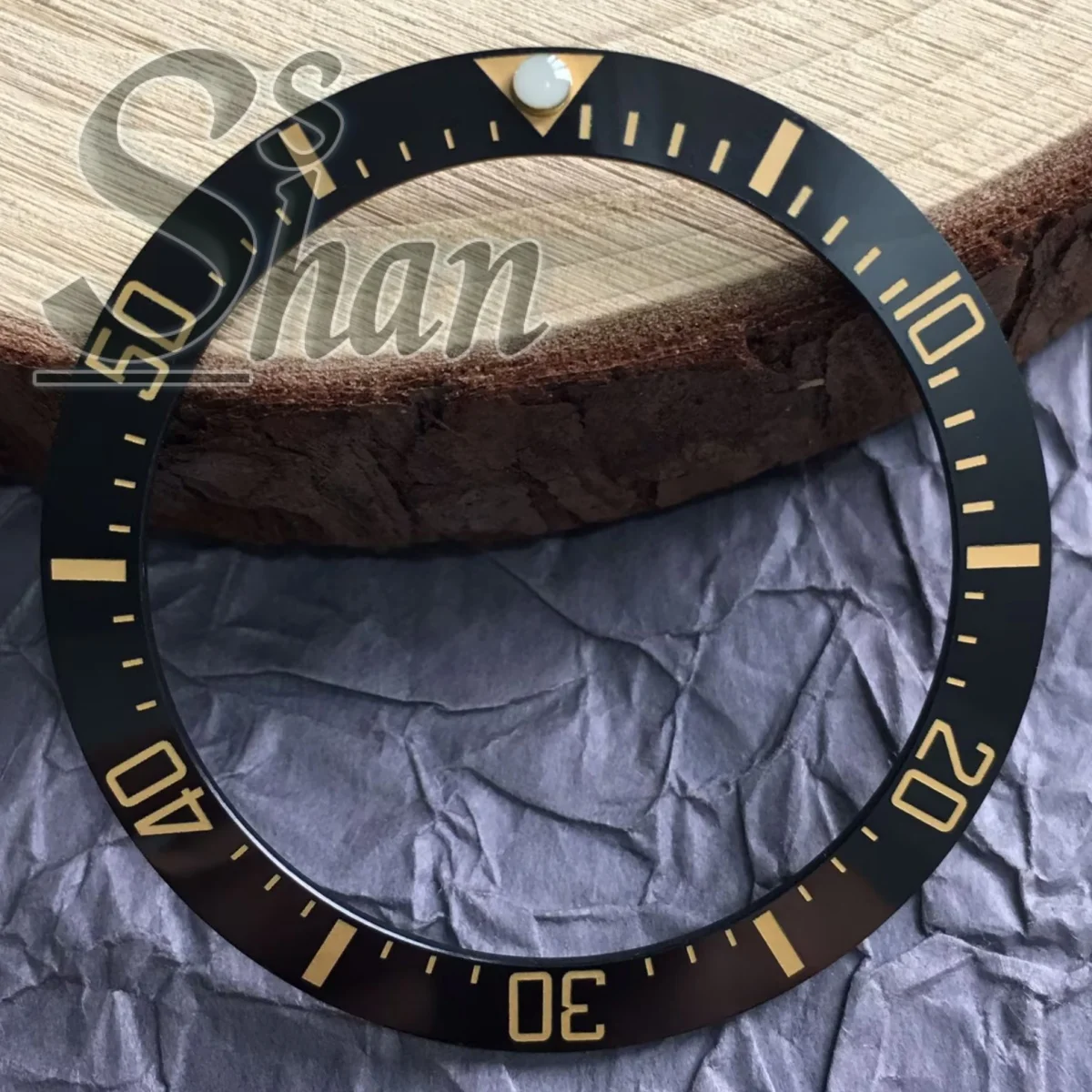 

Керамический безель для наручных часов размером 40 мм x 31,8 мм вставляется в ремонтную деталь, совместимую с корпусом GMT 43 мм.