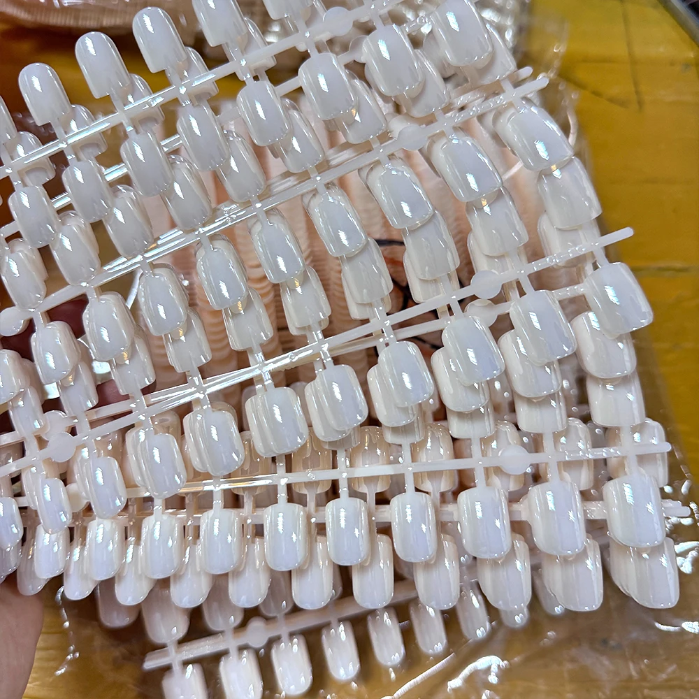 24 قطعة X-Short مربع ضوء القمر الأبيض الأظافر وهمية بسيطة أورورا الأبيض بيرليسسينت لامعة الصحافة على مسمار الاكريليك يمكن ارتداؤها أظافر صناعية