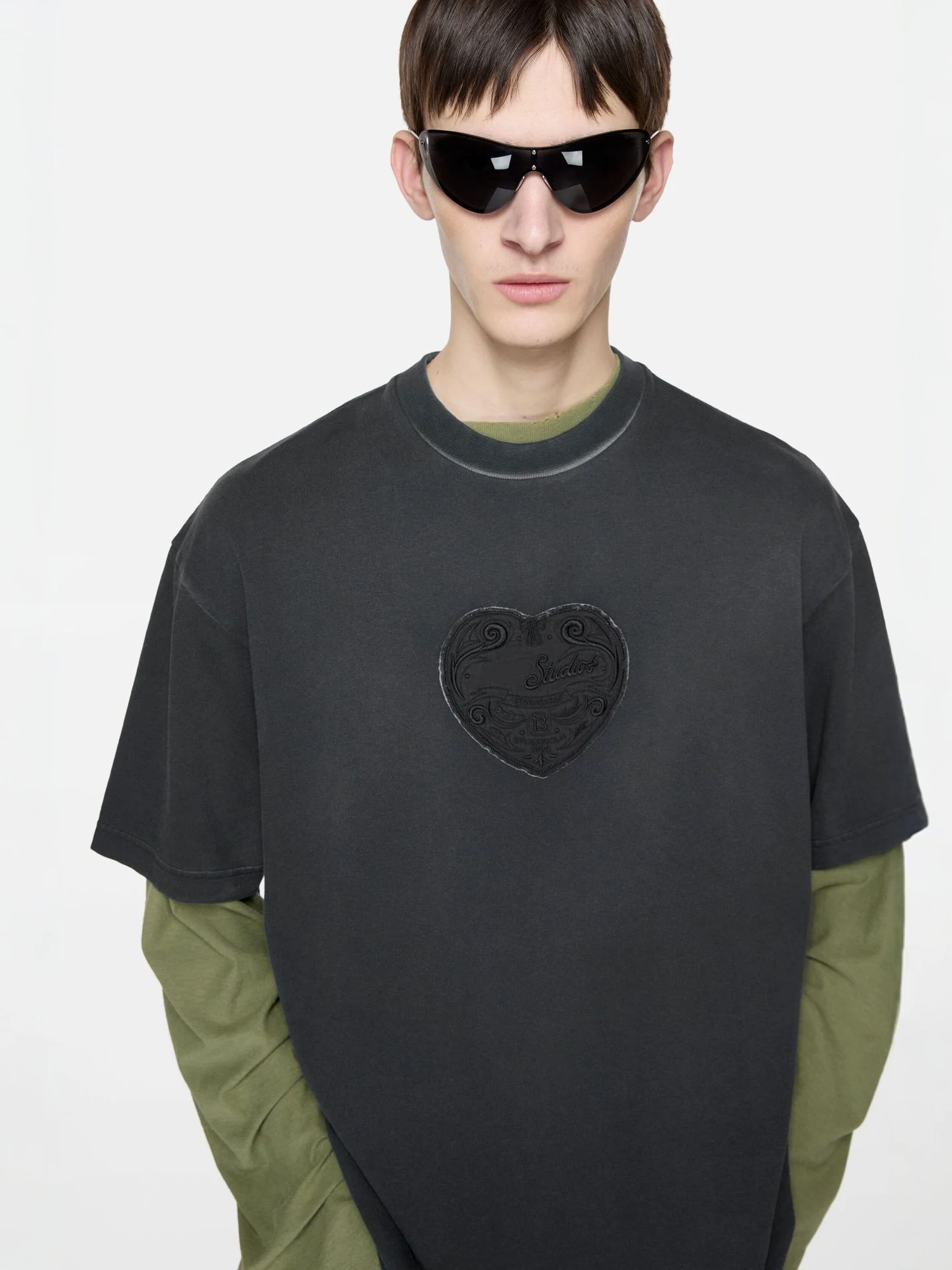 

Крутая футболка с эффектом потертости, с вышивкой в виде сердца в стиле пэчворк, свободного кроя, с коротким рукавом и круглым вырезом, для мужчин и женщин.