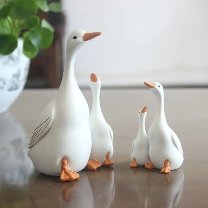 

Resin Mother Duck & Ducklings Garden Decor - Realistic Animal Sculpture for Yard & Home, Miniature Pond Decor