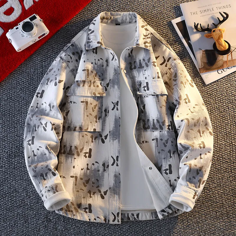 2025 الربيع والخريف جديد الأخضر البيج الأزرق إلكتروني طباعة عمال الدنيم سترة القهوة رمادي التعادل صبغ معطف فضفاض غير رسمي