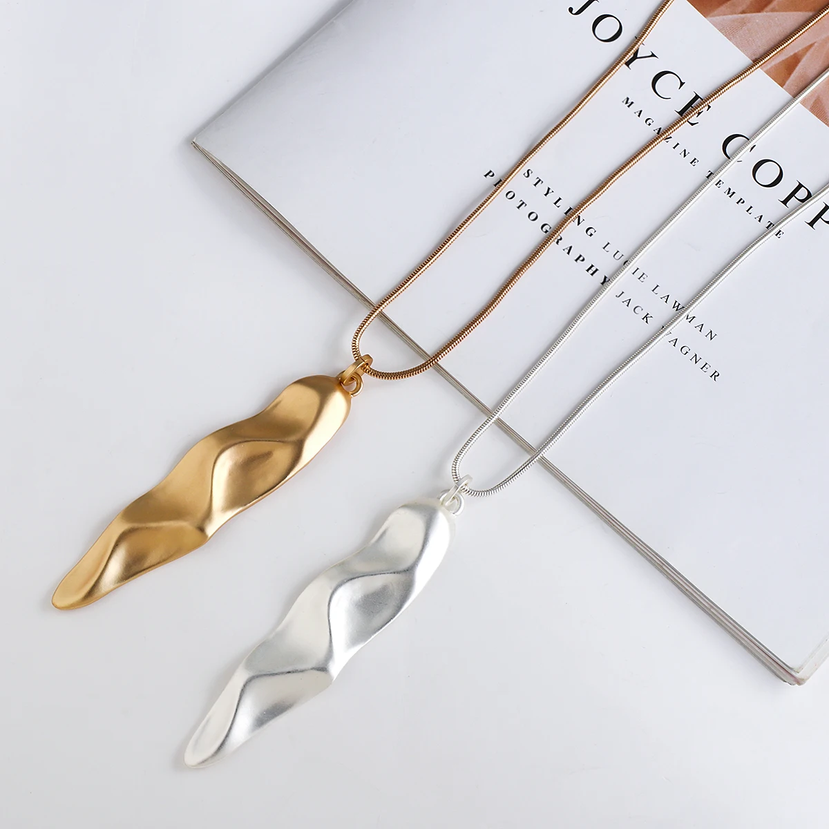 

Amorcome Vintage Leaf Pendant Necklace for Women Elegant Adjustable Snake Bone Chain Sweater Chain Choker Female Jewelry Gift