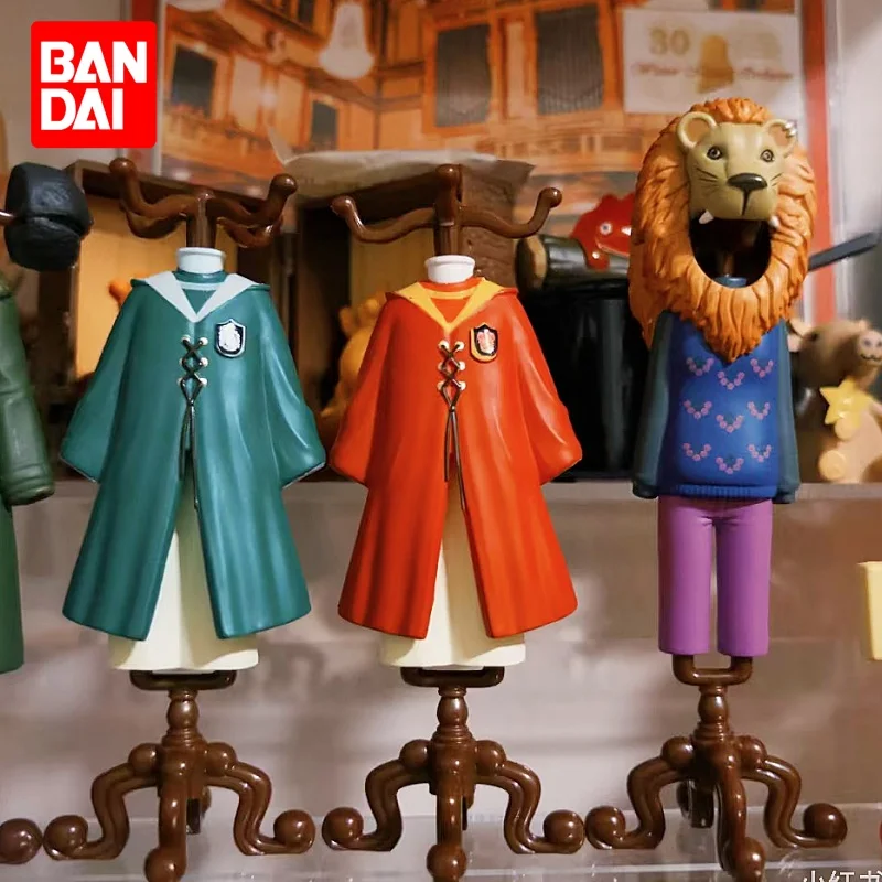 Bandai Harry Potter Gashapon: Expositor de Uniforme de Quidditch de Gryffindor, Adorno Coleccionable para Fanáticos Adultos