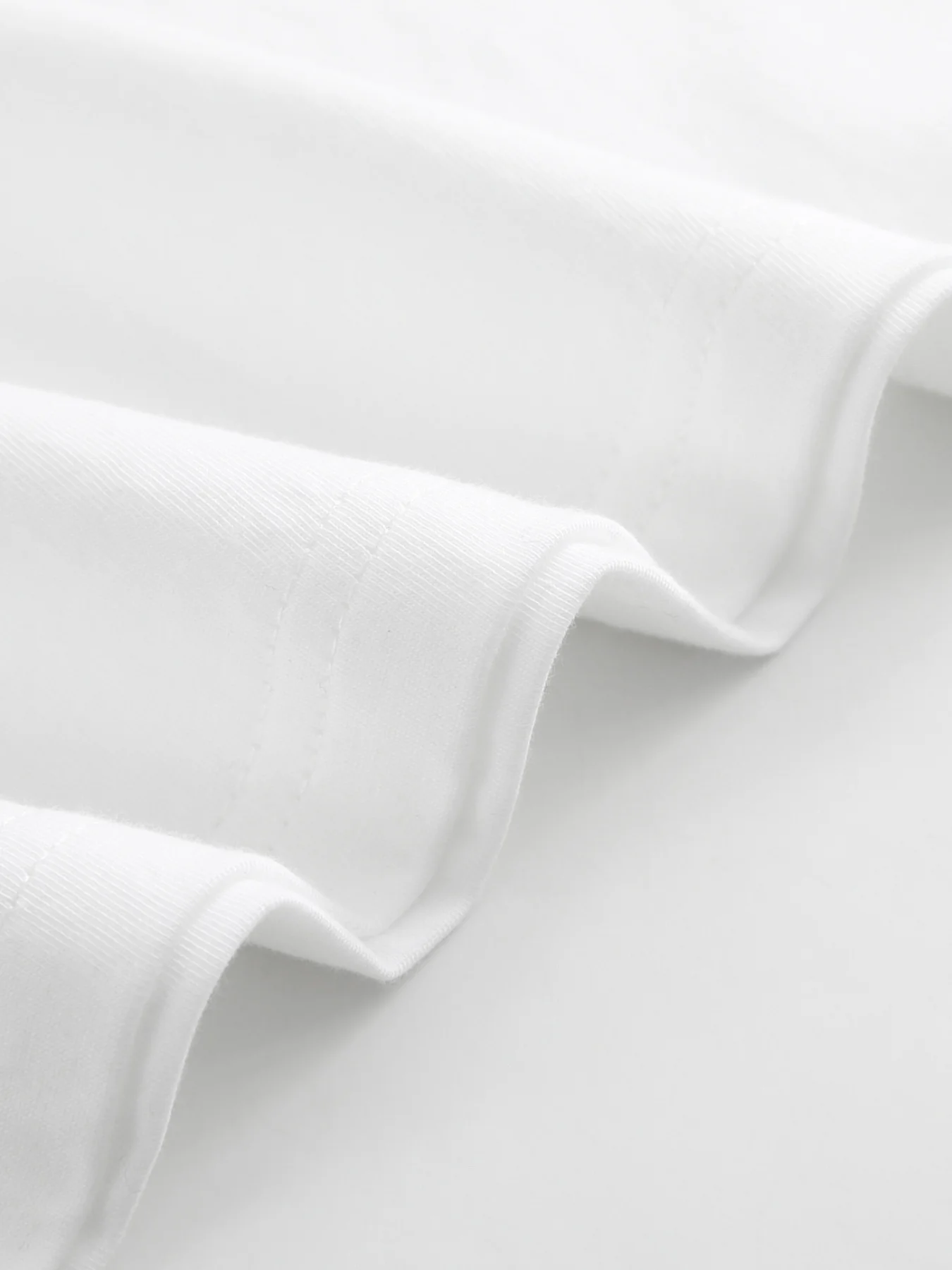 Damska koszulka na co dzień - Nadruk \"Thank God\", krótki rękaw, okrągły dekolt, regularny krój, idealna na wiosnę/lato i na zewnątrz.