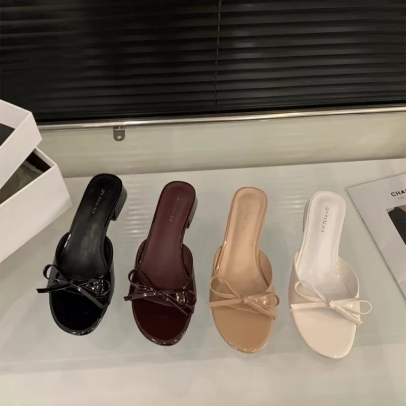 Sommerlicher Verkaufsschlager: Runde Zehenpartie, niedriger Absatz, modische neue elegante und sexy Freizeit-Strandslipper für Damen
