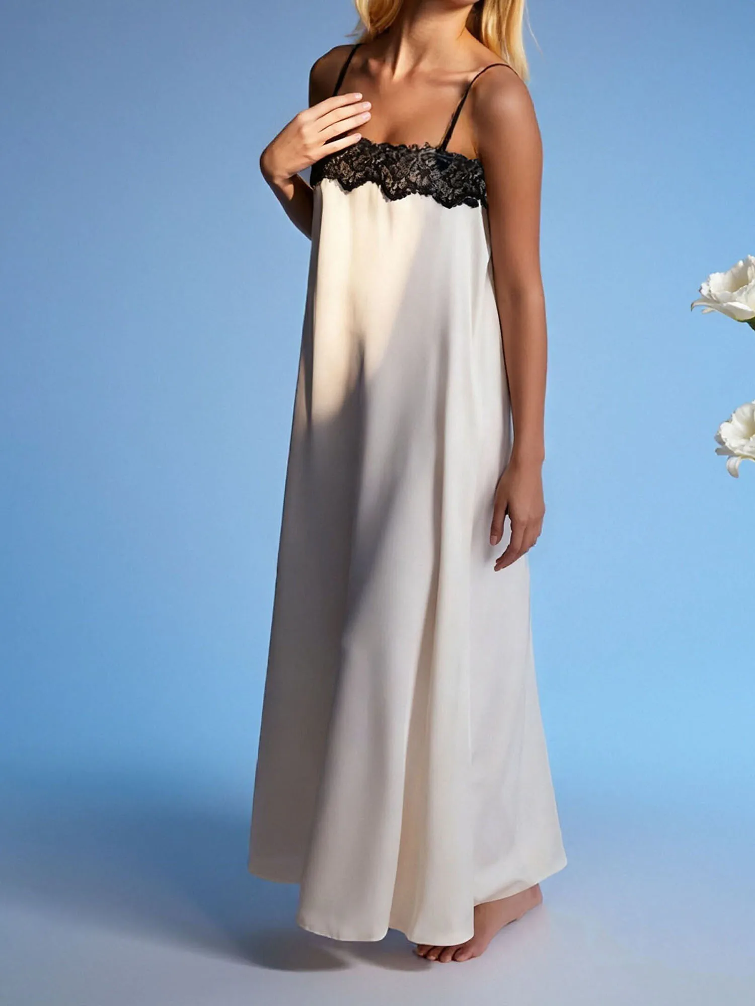 Elegante abito lungo in raso con dettagli in pizzo e spalline sottili, perfetto per eventi serali e occasioni speciali