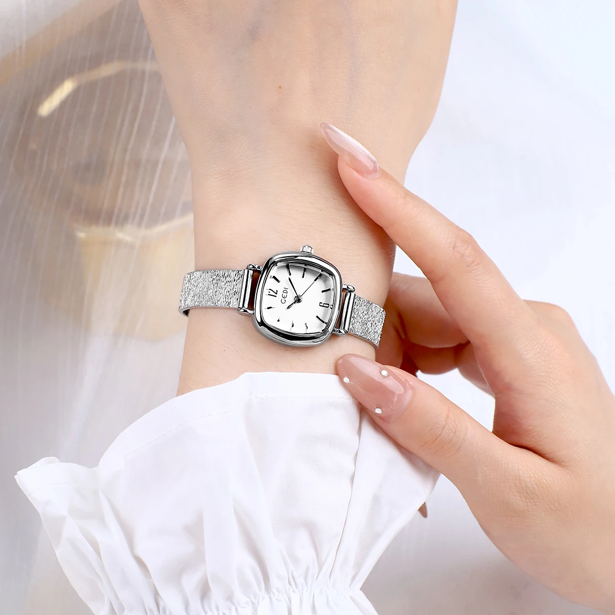 ساعات GEDI كلاسيكية مربعة الشكل للنساء، ساعة تناظرية كوارتز عصرية ذات جودة عالية من الفولاذ المقاوم للصدأ بحزام ملفوف باللون الذهبي