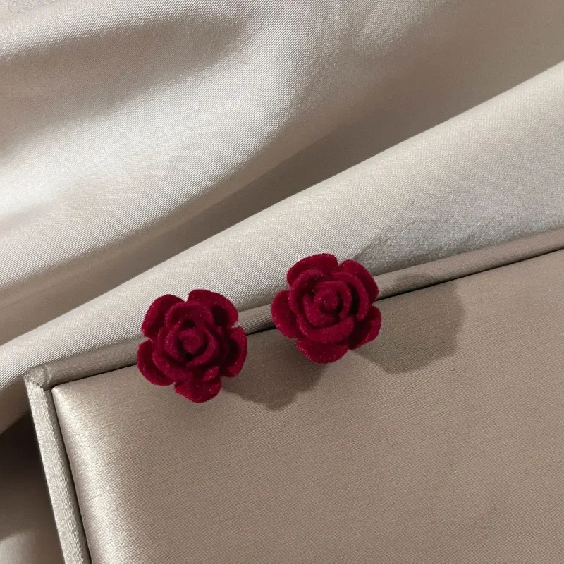 New Retro Flocked Rose Earrings, Artistic French Burgundy with A Luxurious Feel for Women\'s Jewelry