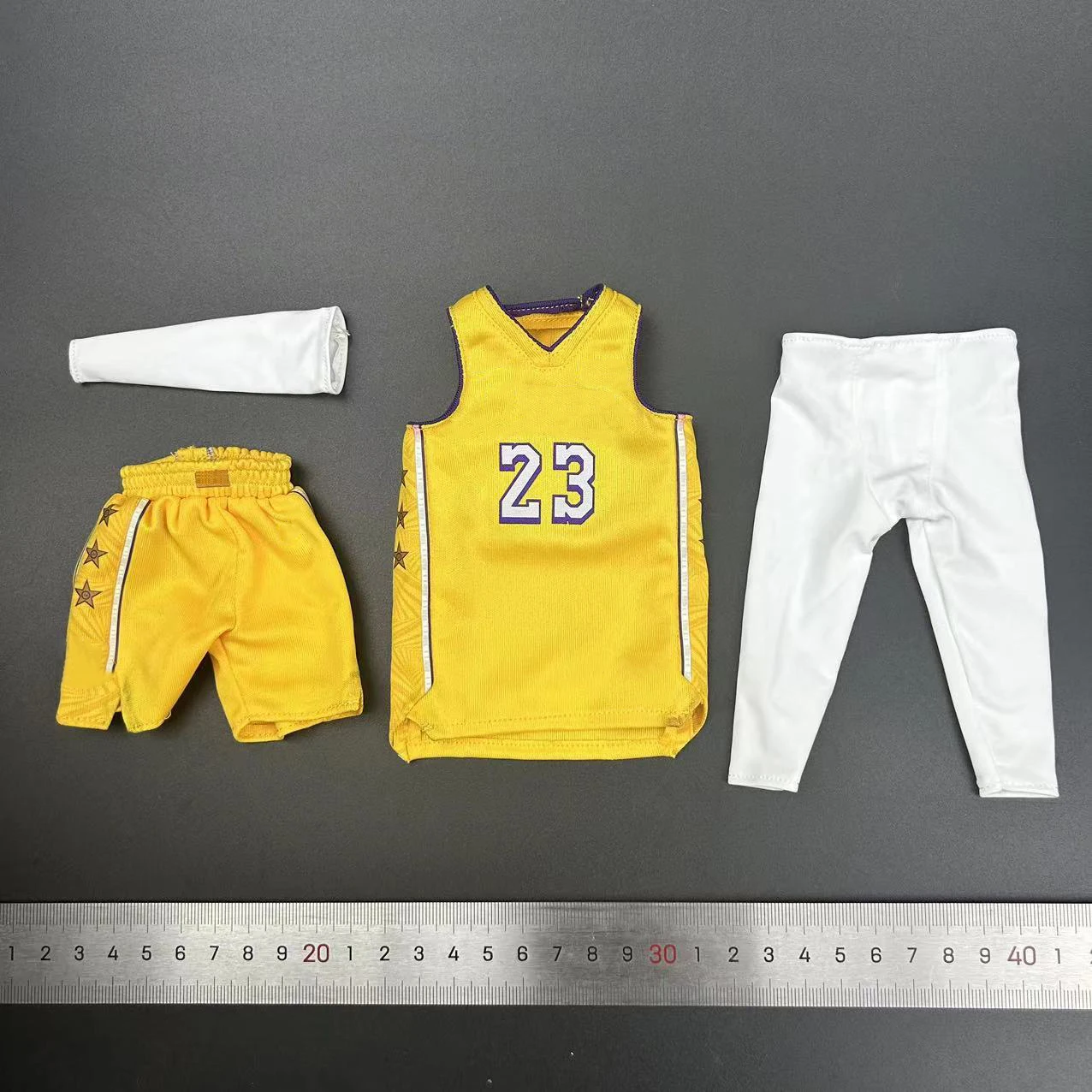 Soldato maschio in scala 1/6 n. 23 Set di vestiti gialli viola da basket, modello per corpo di action figure da 12 pollici