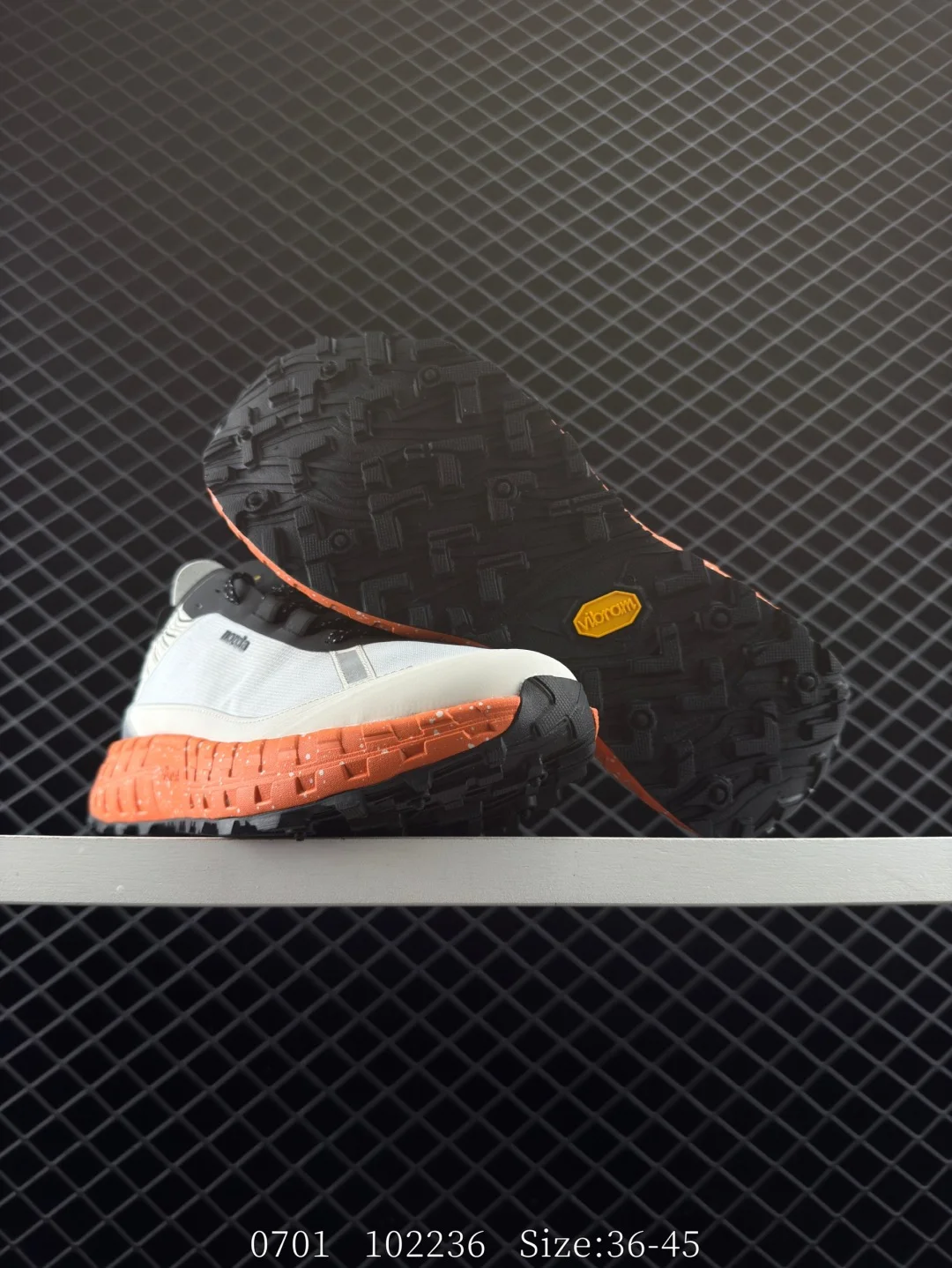 รองเท้าวิ่งระบายอากาศสำหรับผู้ชายรุ่นใหม่ปี 2025 รองเท้ากีฬากลางแจ้งน้ำหนักเบา รองเท้าฝึกซ้อมสำหรับผู้หญิงที่ใส่สบาย