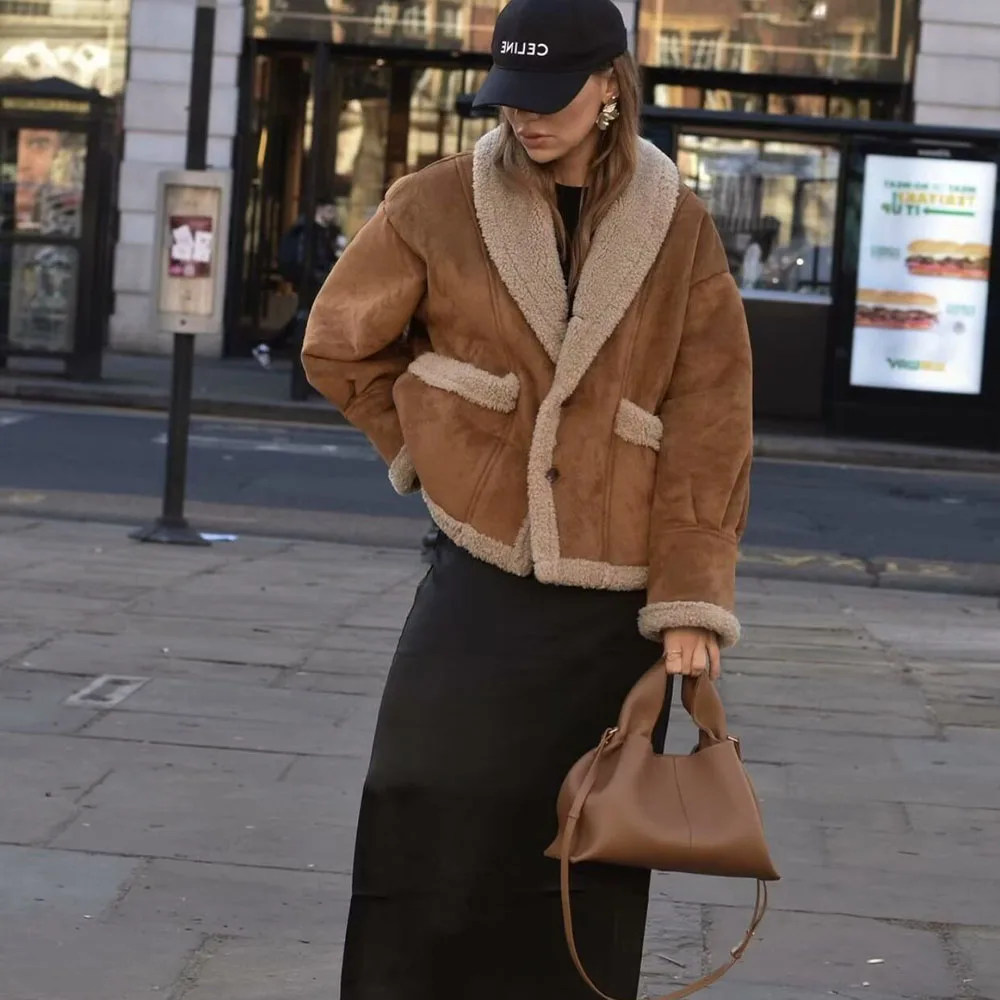 

Autumn and winter new fashion women's casual and elegant design sense European and American style fur lapel coat.