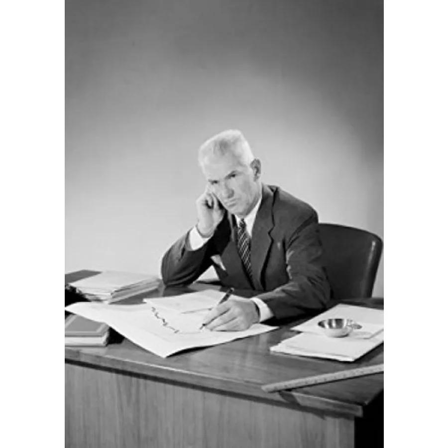 

Постер с изображением опытного бизнесмена, сидящего за столом, 24 x 36 дюймов.