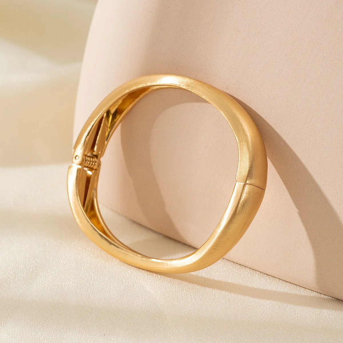 الذهب اللون ماتي المعادن قطرة الماء أساور واسعة للنساء المفتوحة الكفة سميكة غير النظامية موجة الإسورة أساور الأساور Mujer مجوهرات