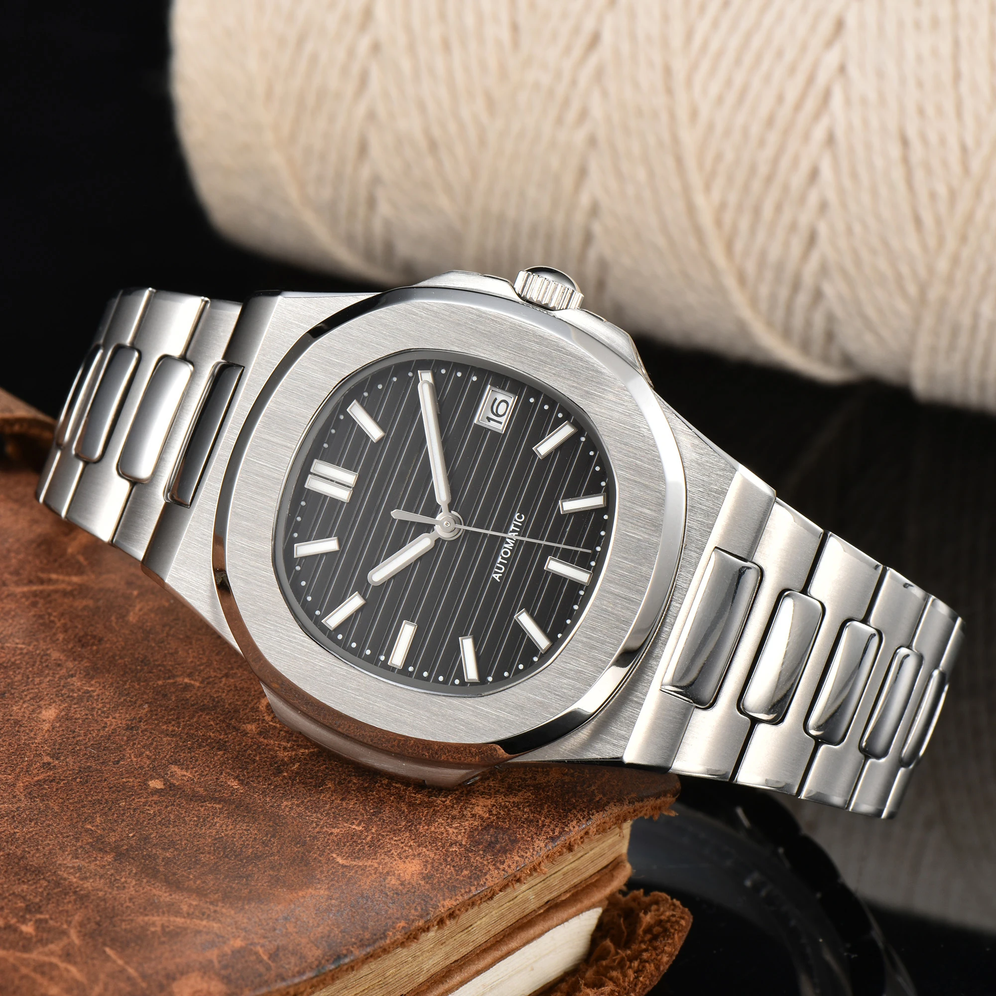 ساعة ميكانيكية أوتوماتيكية بالكامل مقاس 43 ملم مع حركة 8215 - ساعة يد أنيقة وعصرية ومقاومة للماء ومضيئة.