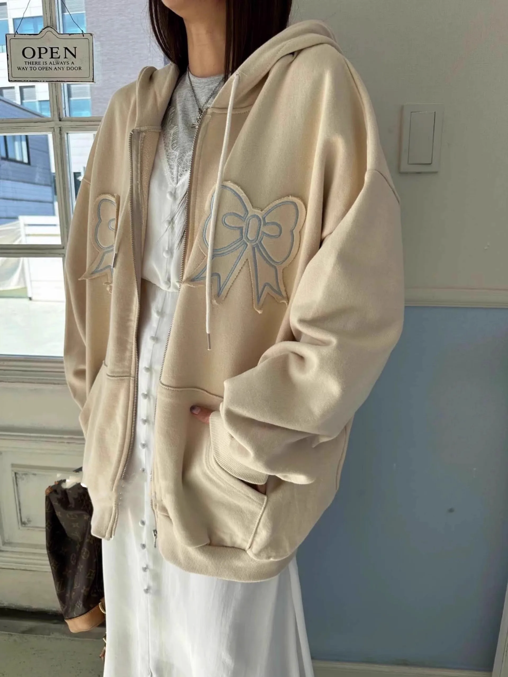 

Очаровательная женская толстовка свободного кроя с вышивкой узлов и принтом, модная повседневная верхняя одежда с длинными рукавами стандартной длины