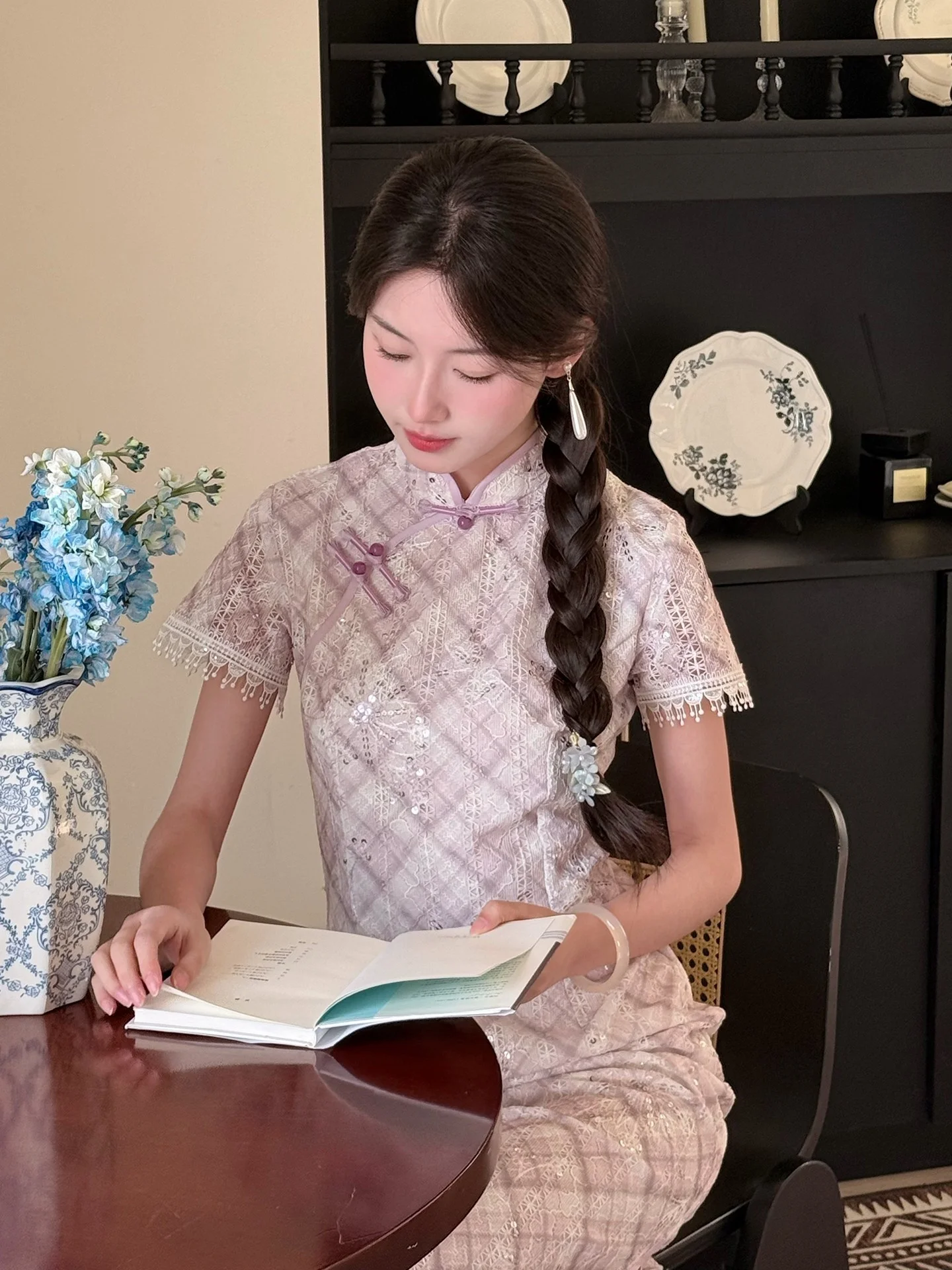 

Новое фиолетовое ципао 2026 года в улучшенном китайском стиле для молодых женщин, с завышенной талией, подходит для офиса, повседневное, дышащее, из полиэстера.