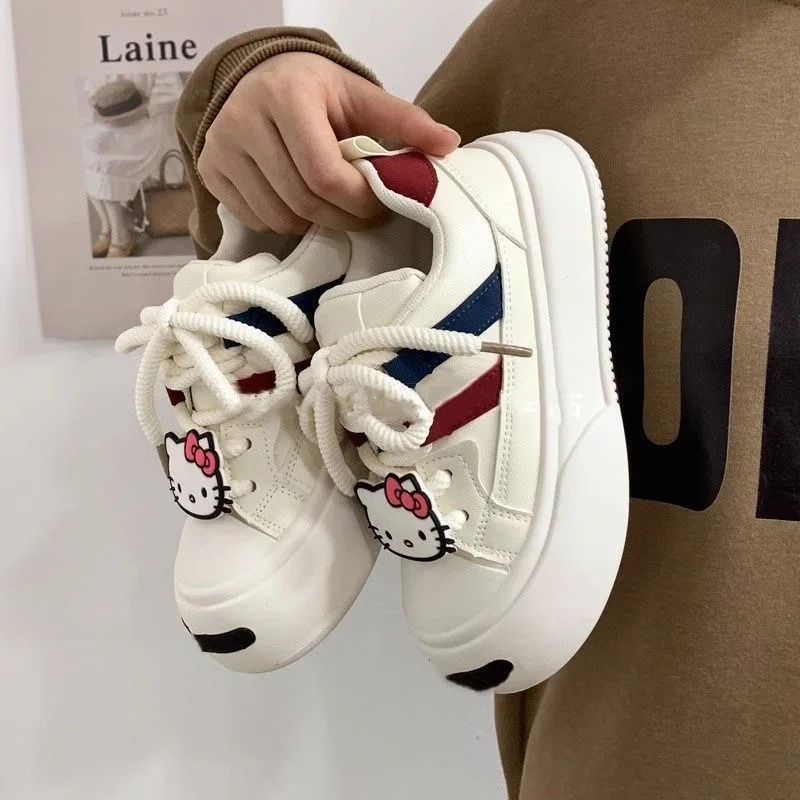 Scarpe bianche autunnali con testa grande Scarpe casual con fondo spesso da donna Hello Kitty Nuove scarpe sportive da pane per studenti delle scuole medie