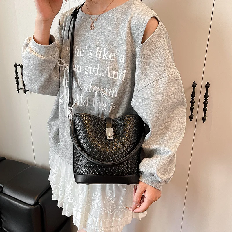 

Новые летние модные женские сумки, тканые сумки-ведра, портативные модели в стиле ретро, мода высокого класса