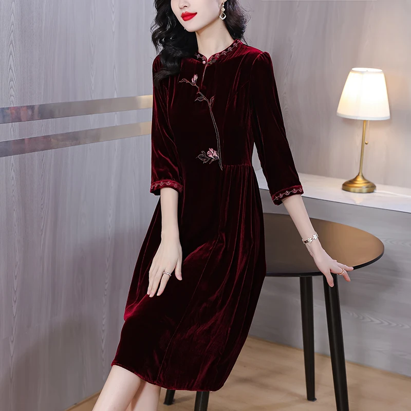 

2023 New Silk Velvet V-Neck Embroidered Dress Women's Loose Size Retro Qipao Dress Slim Long Sleeve Knee Long Dress Robe