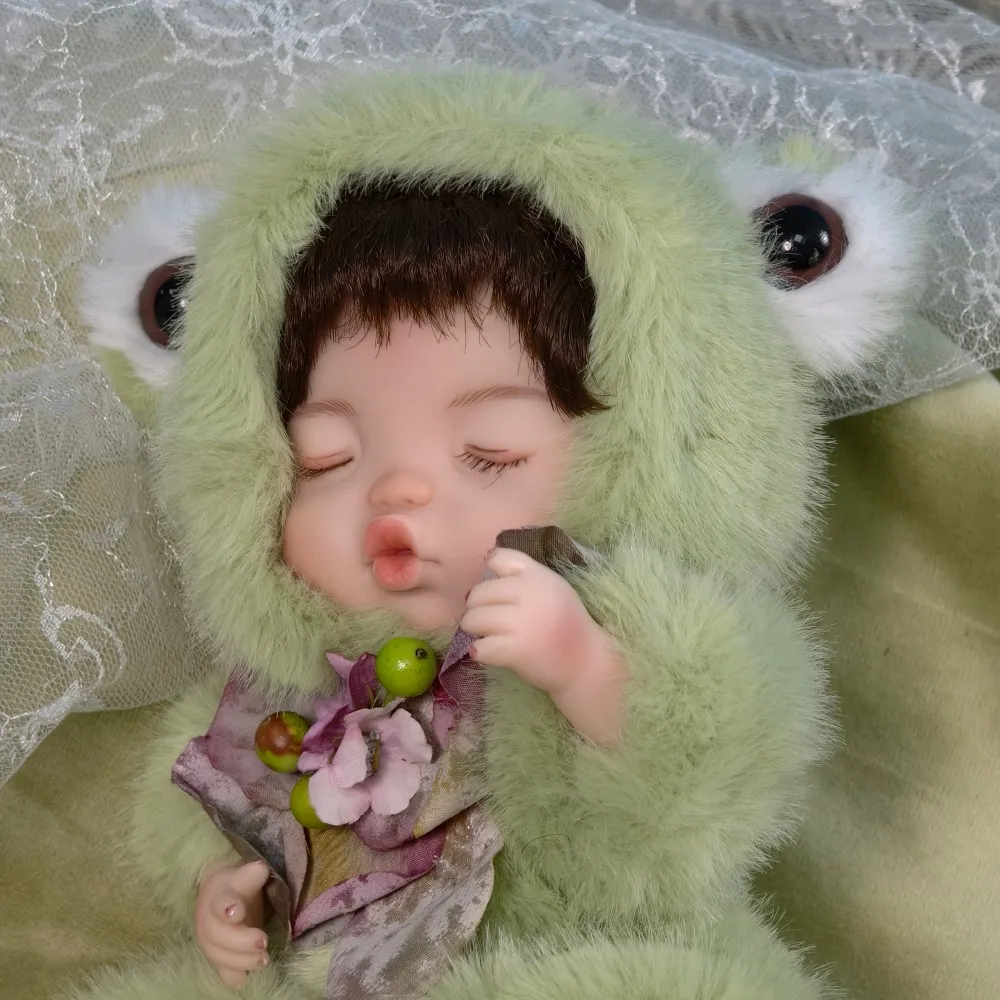 10 นิ้วตุ๊กตาเด็กทารก Reborn ตุ๊กตาเต็มรูปแบบ Kawaii ไวนิลสาว Original กบสีเขียวหมวกเหมือนจริง 3D ผิว Reborn สําหรับเด็ก Xmas ของเล่น