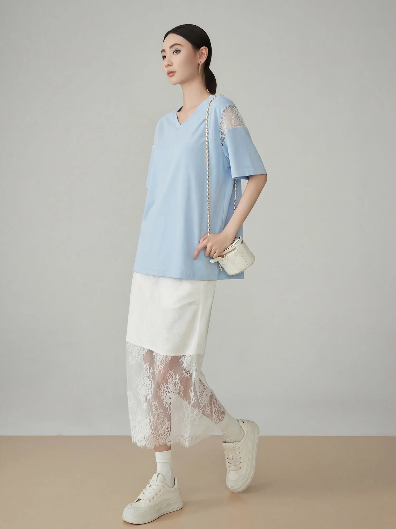 

Светло-голубая женская футболка с кружевными вставками и V-образным вырезом, с коротким рукавом, свободного кроя, в корейском стиле, летняя новинка, уникальный топ из полиэфирного волокна