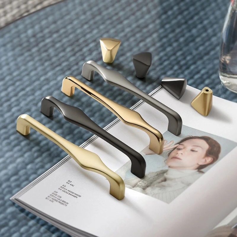 Newly Launched Luxury Golden Door Handles for Wardrobes Cabinets and Shoe Cabinets Solid Zinc Alloy Single Hole Drawer Handles