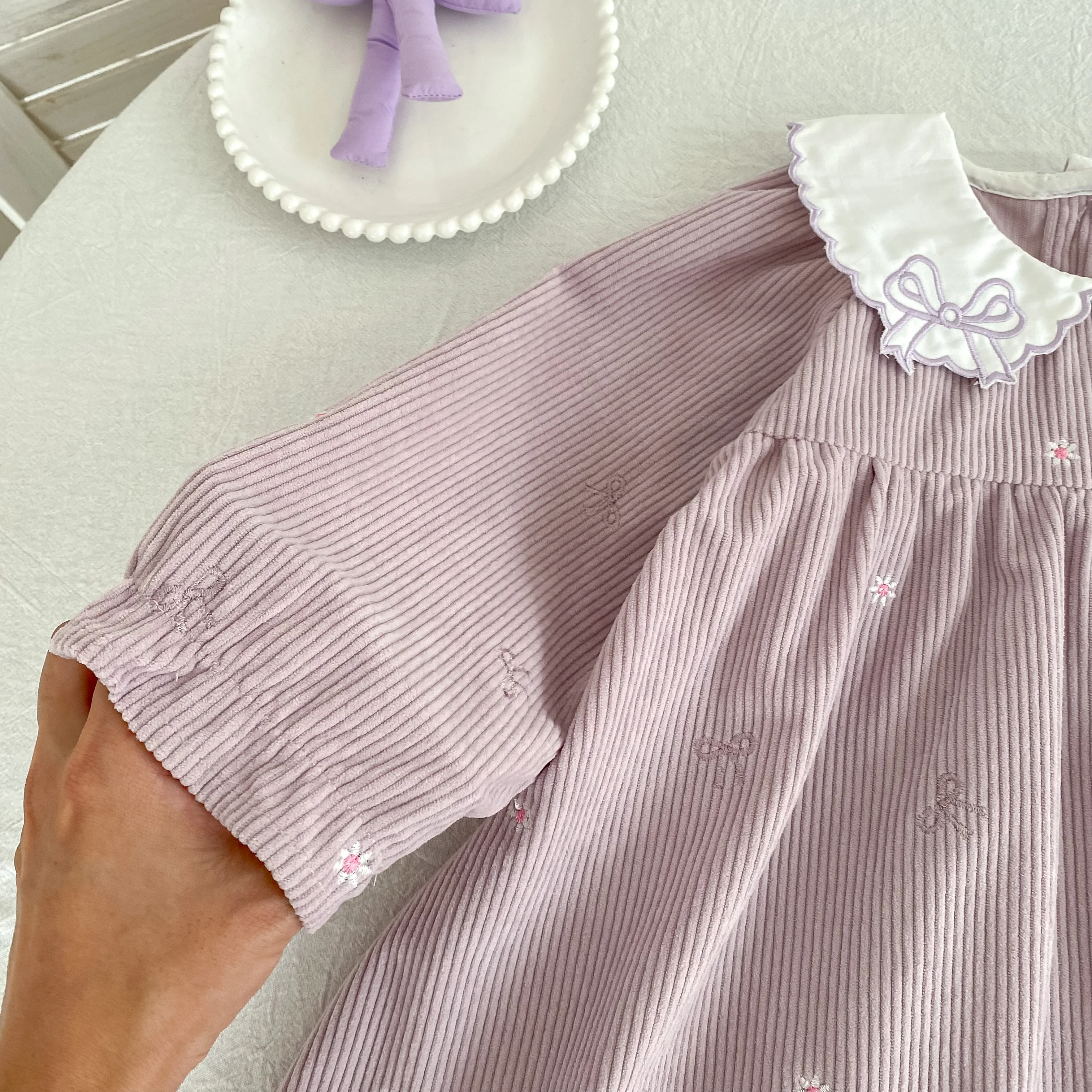 2026 Baby-Mädchen Cordkleid Süße Stickerei Schleife Peter-Pan-Kragen Langarm Prinzessinnenkleid Frühling Winter Lässiges Partykleid – Detail 11