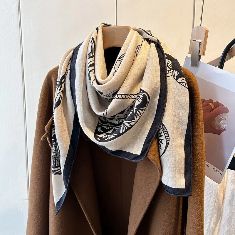 Sciarpa di seta di lana di design di lusso Scialli laminati a mano Sciarpe Bandana Decorazione Accessori per capelli e collo 110 cm