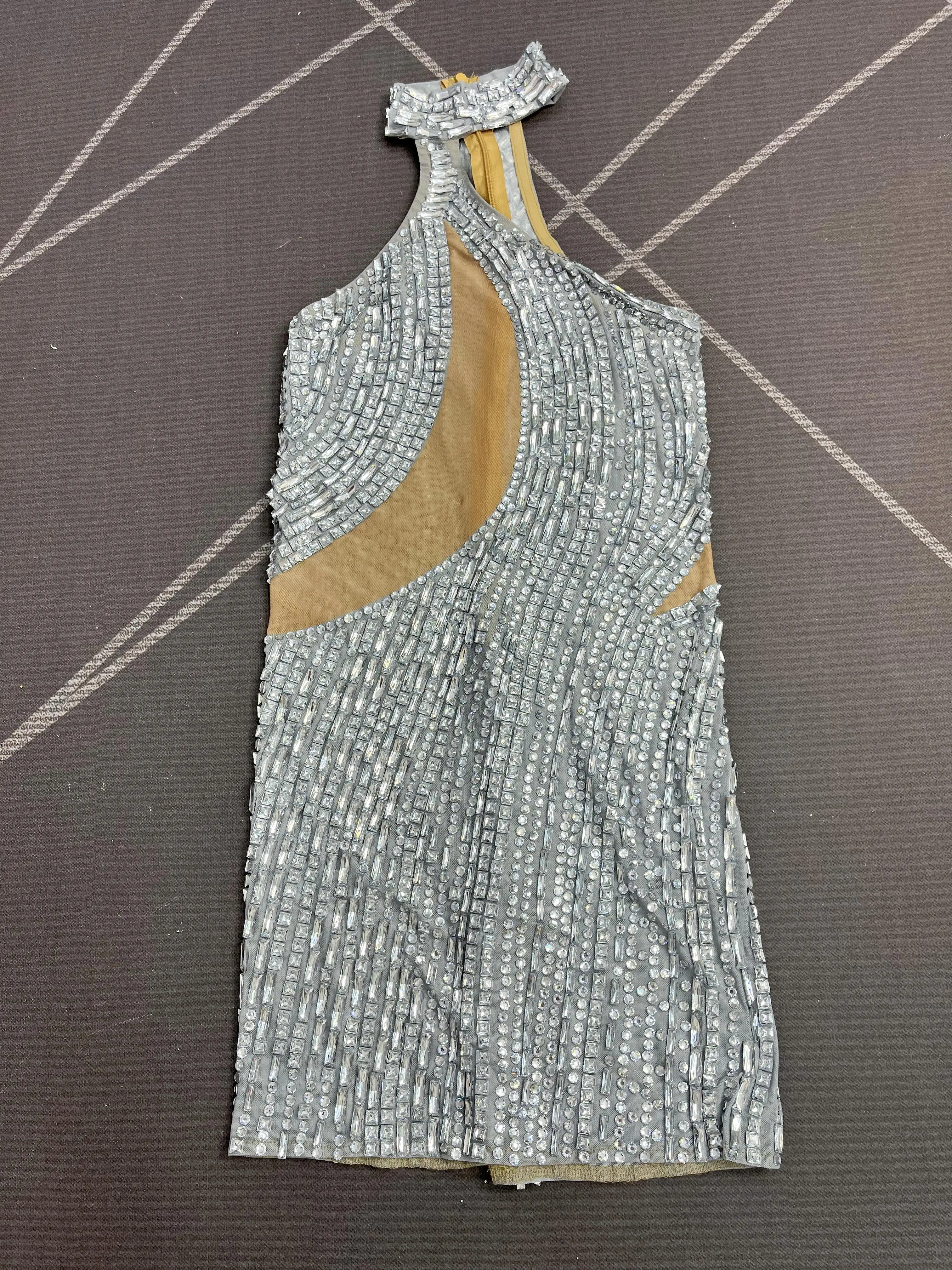 ชุดเดรสตาข่ายประดับคริสตัลสีเงินระยิบระยับหรูหรา ทรงเข้ารูป สำหรับงานเลี้ยงกลางคืน งานเฉลิมฉลอง งานแสดงแฟชั่น ยี่ห้อ Yueya