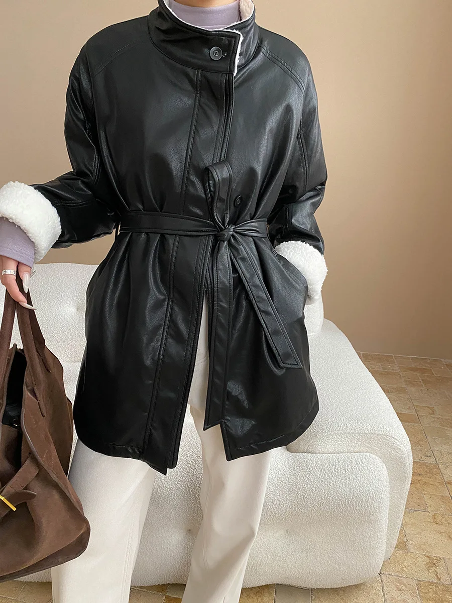 แจ็คเก็ตหนังเทียมทรงหลวมแบบมีปกตั้ง แต่งขนเทียม สไตล์เรโทร