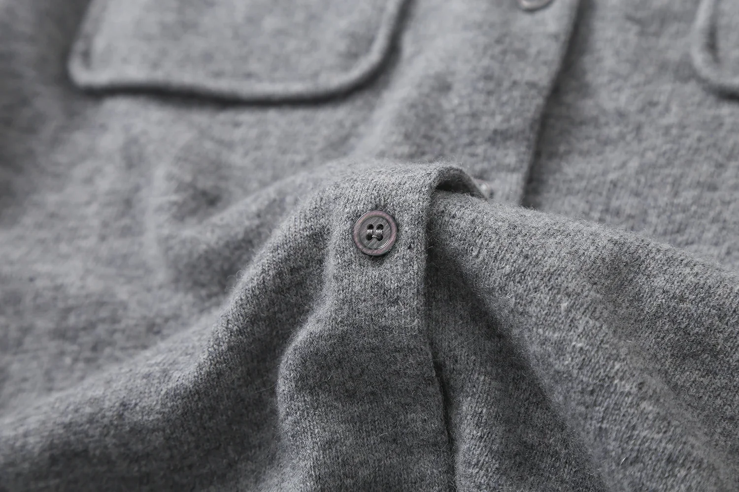 Traje etéreo 2025 massdutt invierno nuevo estilo de estilo minimalista y elegante chaqueta corta de punto con cuello redondo gris trueno