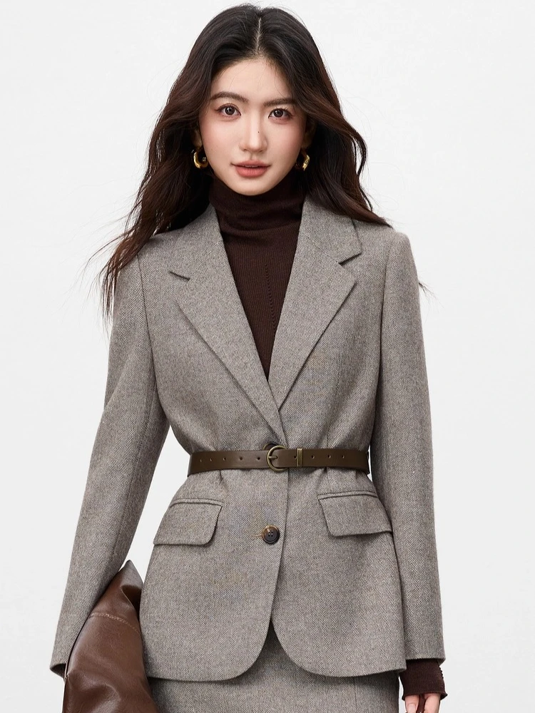 SENTUBILA المرأة السترة معطف الخريف 2025 جديد التباين اللون انفصال حزام مكتب ركاب موضة ملابس خارجية أنيقة 154XA3830