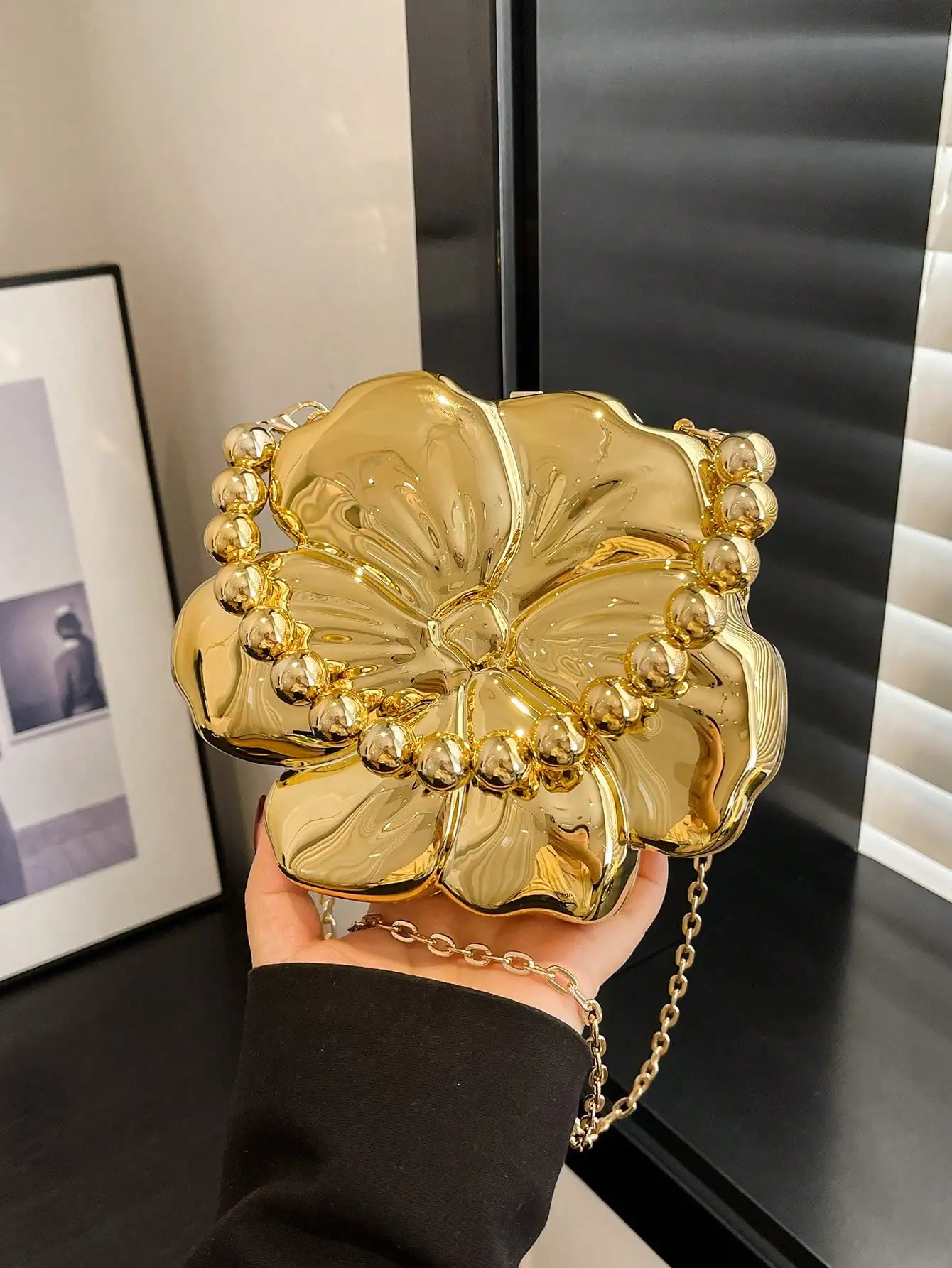 

Золотистая акриловая сумка-кроссбоди в форме цветка со съемным ремешком-цепочкой