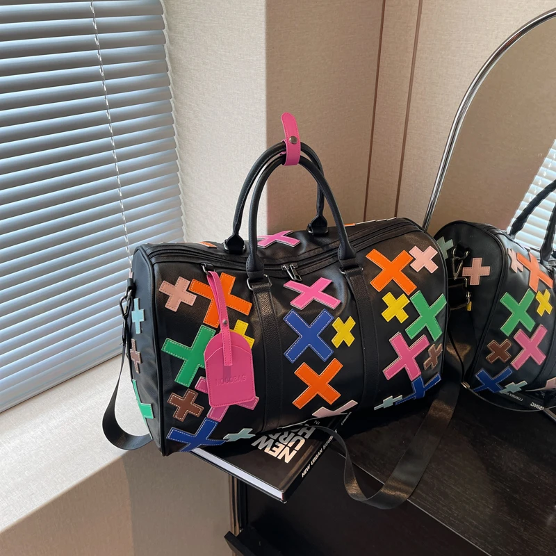 حقائب سفر عصرية رائعة للغاية ومبتكرة من البولي يوريثان ذات سعة كبيرة، حقائب كتف فاخرة ذات جودة عالية للنساء جديدة 2025