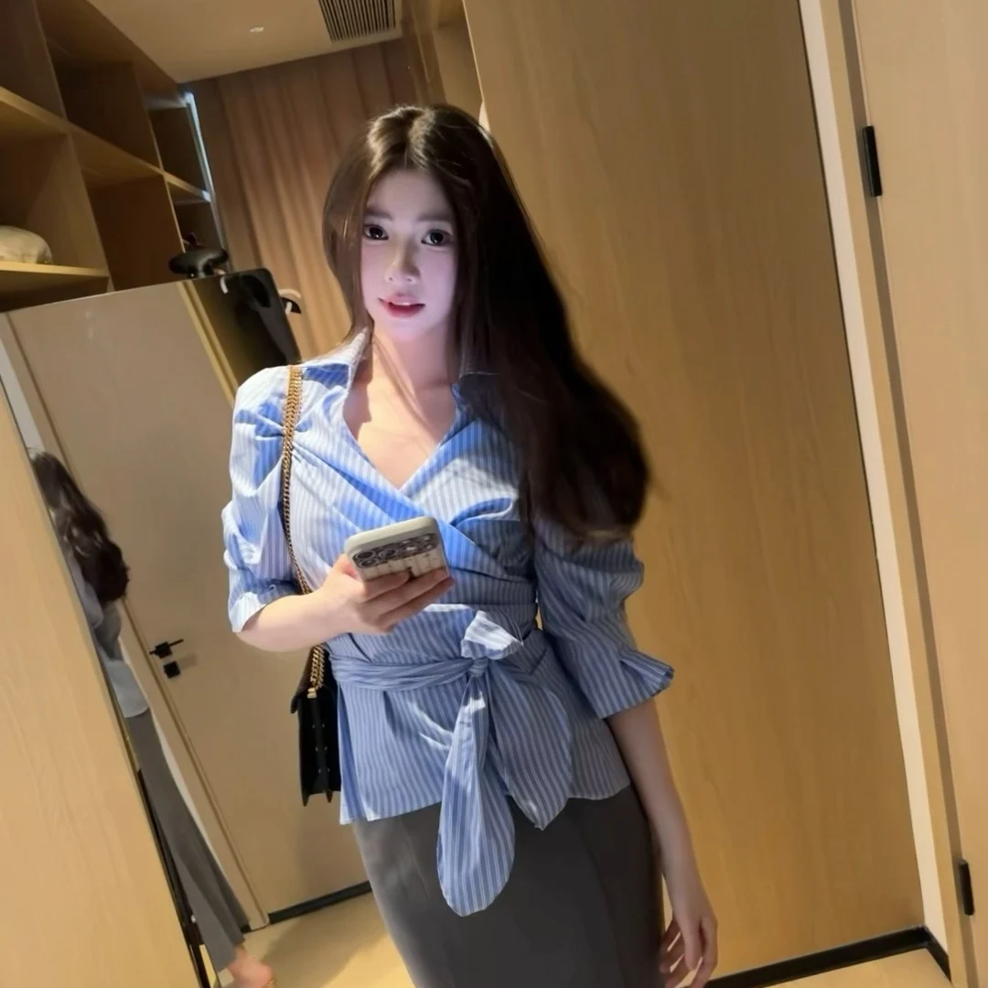 

Синяя полосатая рубашка в корейском стиле для женщин, с эффектом утончения талии, с поясом, длинными рукавами, модный повседневный топ на весну