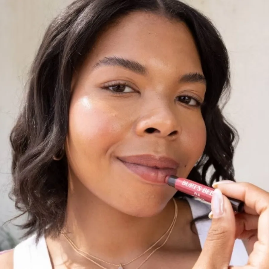 Блеск для губ - 0,09 унции - Он обеспечивает сверкающий глянцевый цвет теплых тонов для ярких губ.