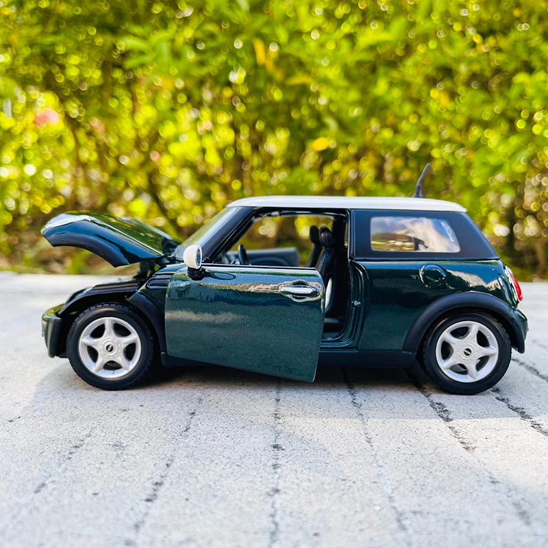 Maisto 1:24 BMW MINI Countryman green alloy super toy car simulation alloy car model crafts decoration collection toy tools gift