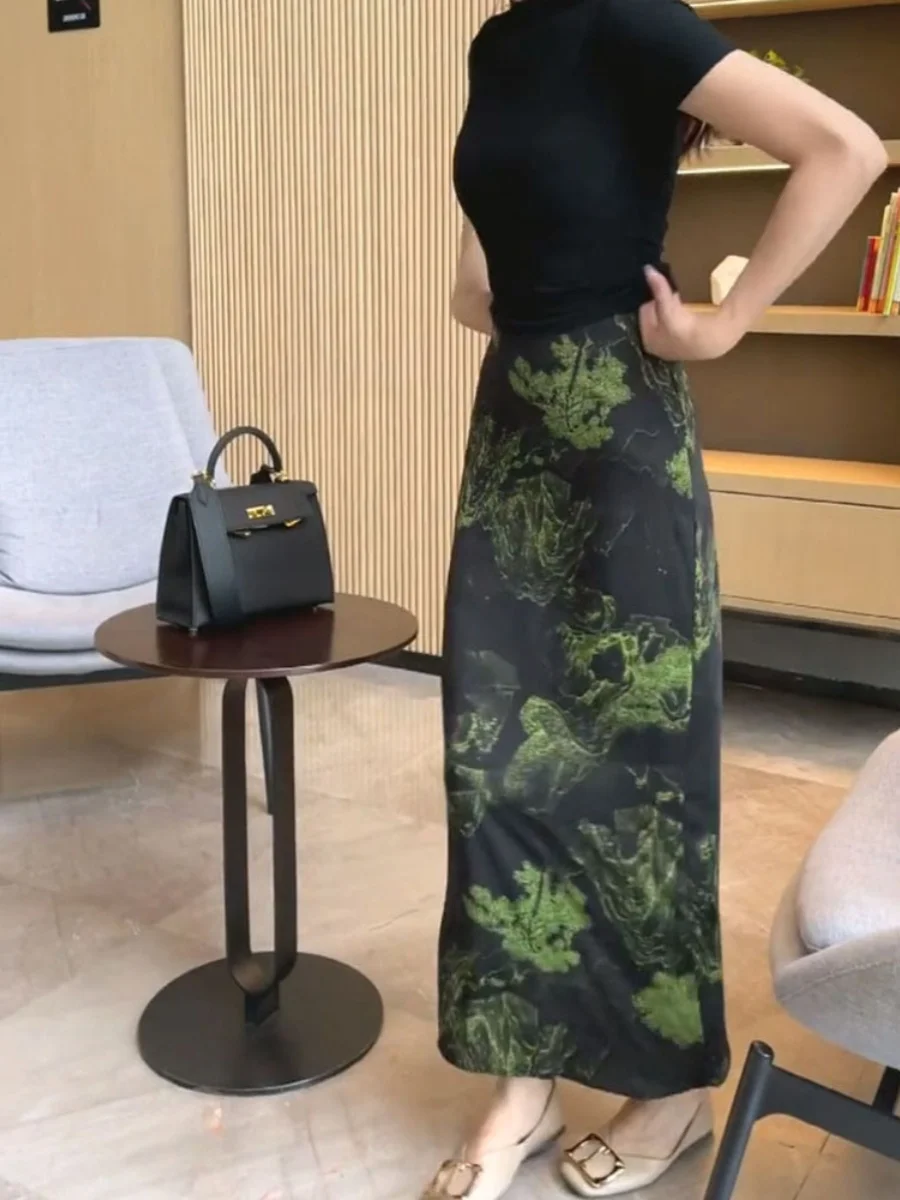 تنورة ميدي نسائية جديدة بتصميم ريترو عصري بخصر عالٍ وفتحة جانبية، مثالية للتنحيف ومناسبة للارتداء اليومي والعمل.