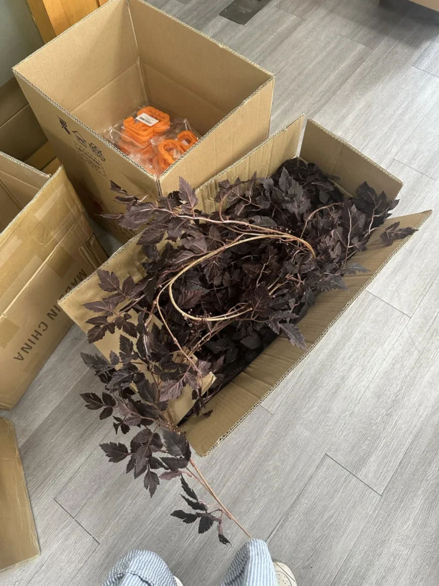 Tiges de Cimicifuga artificielles réalistes – Fausses feuilles réalistes pour arrangements de vase, présentoirs de cheminée et Halloween rustique