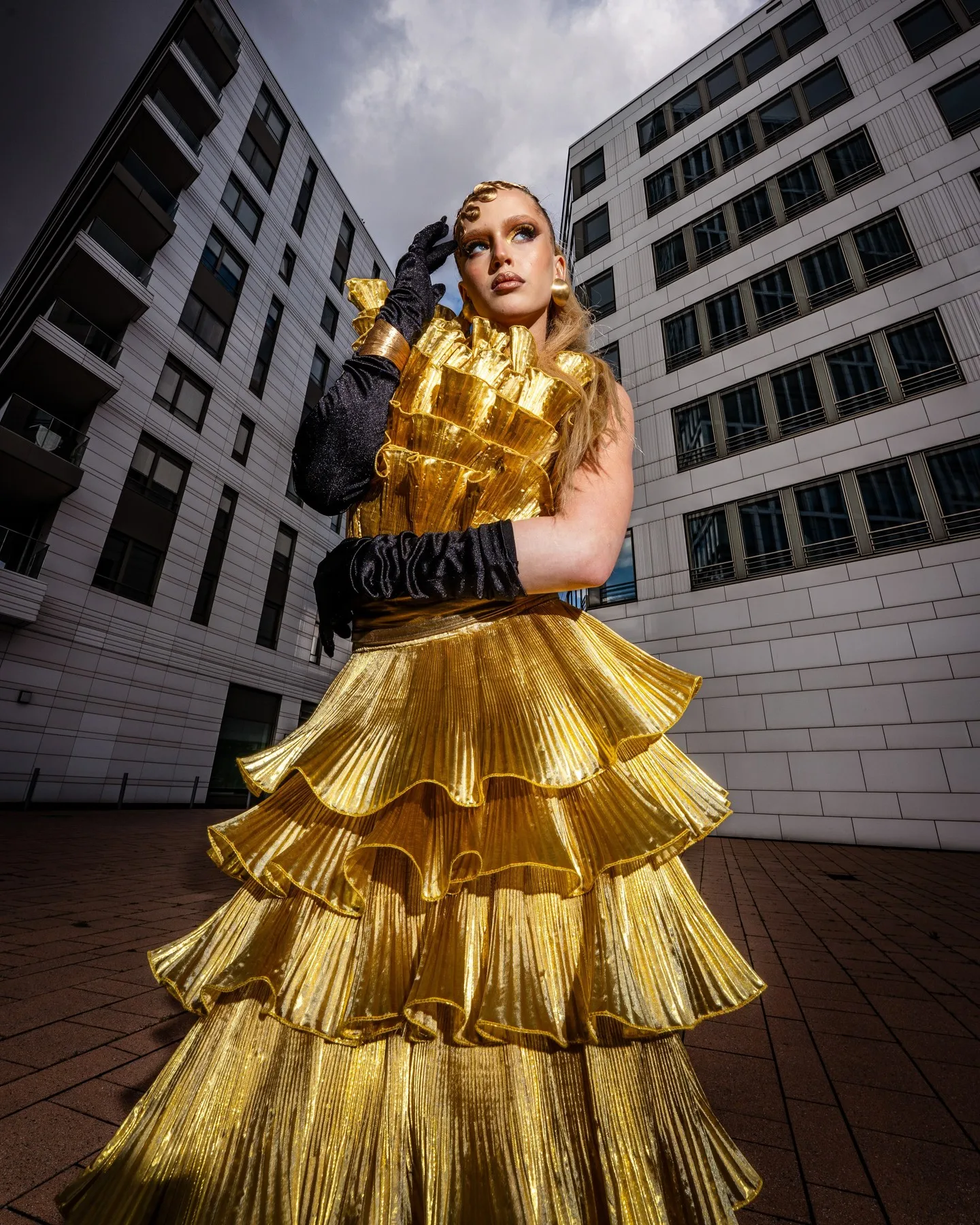 Złota, marszczona długa suknia wieczorowa z odkrytymi ramionami, warstwowa suknia maxi, cekinowa suknia na imprezę, bal dla kobiet 2026, plisowane suknie galowe.