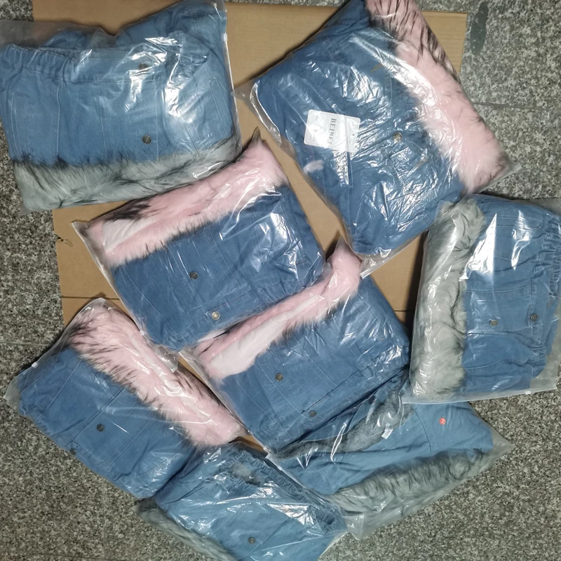 เสื้อแจ็คเก็ตยีนส์แฟชั่นฤดูหนาวสำหรับผู้หญิง แบบมีฮู้ด บุขนหนา พร้อมปกขนสัตว์ถอดได้ เสื้อคลุมกันหนาวบุขนแกะ