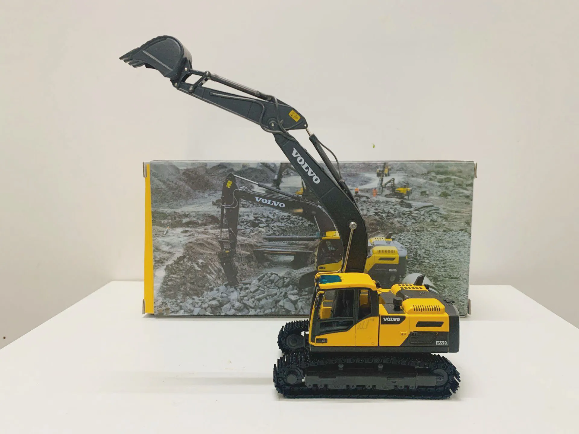 

1/50 Scale Alloy Toy Engineering Model - EC220D - EC200D - Excavator - Boy's Birthday Gift Scene Decoration DieCast New