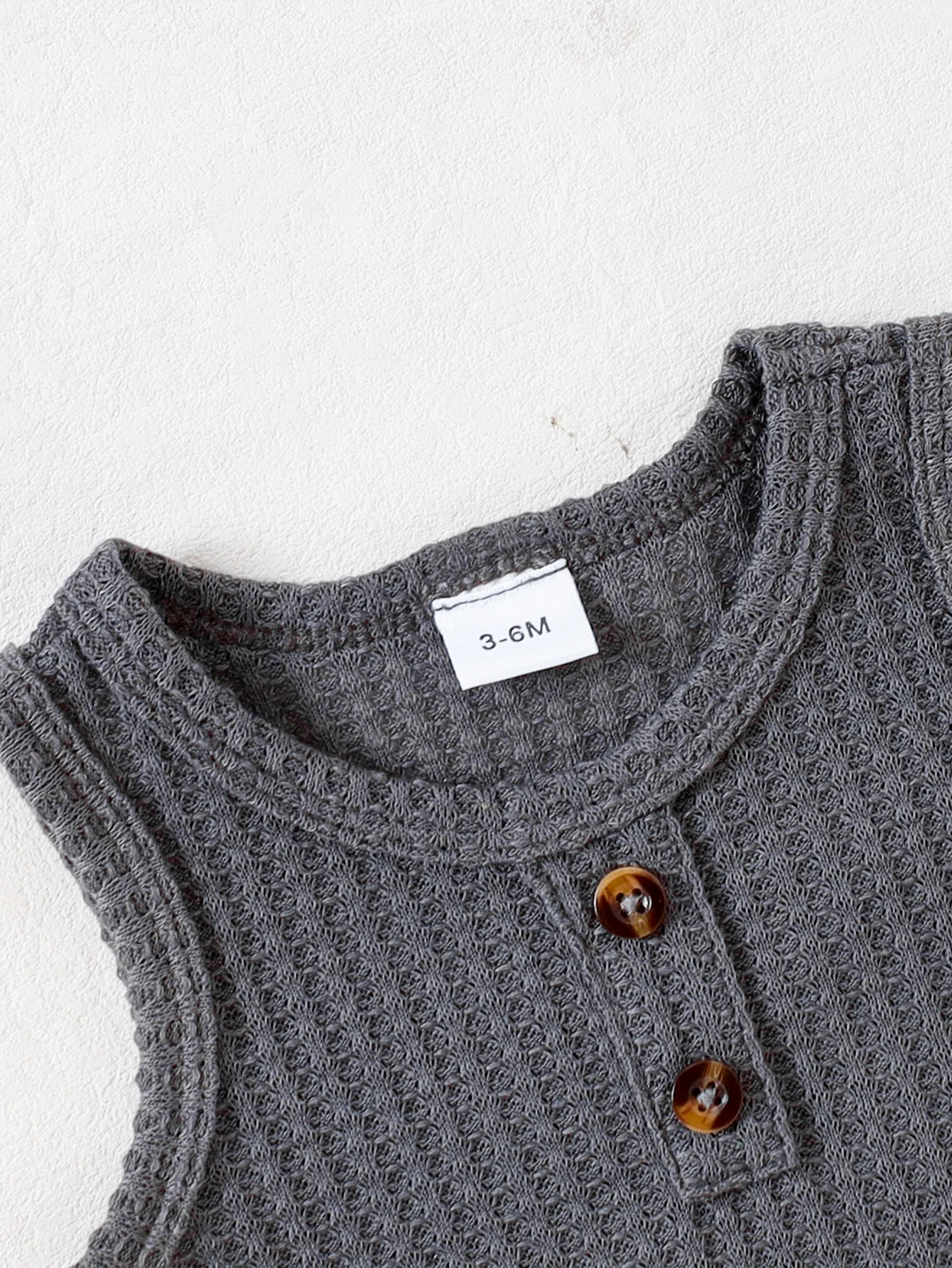 2-teiliges Sommer-Outfit-Set für Babys (Jungen) in Dunkelgrau, Waffelstrick, Henley-Tanktop + elastische Shorts, lässiger Ins-Stil, Alltags-/Freizeitkleidung – Detail 4