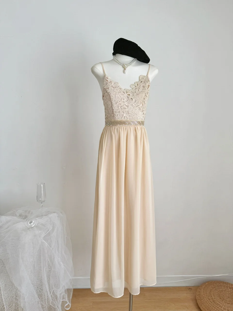 

Женское элегантное кружевное длинное платье трапециевидной формы с v-образным вырезом и цветочным ремешком, женское однотонное вечернее платье без рукавов с бисером на талии