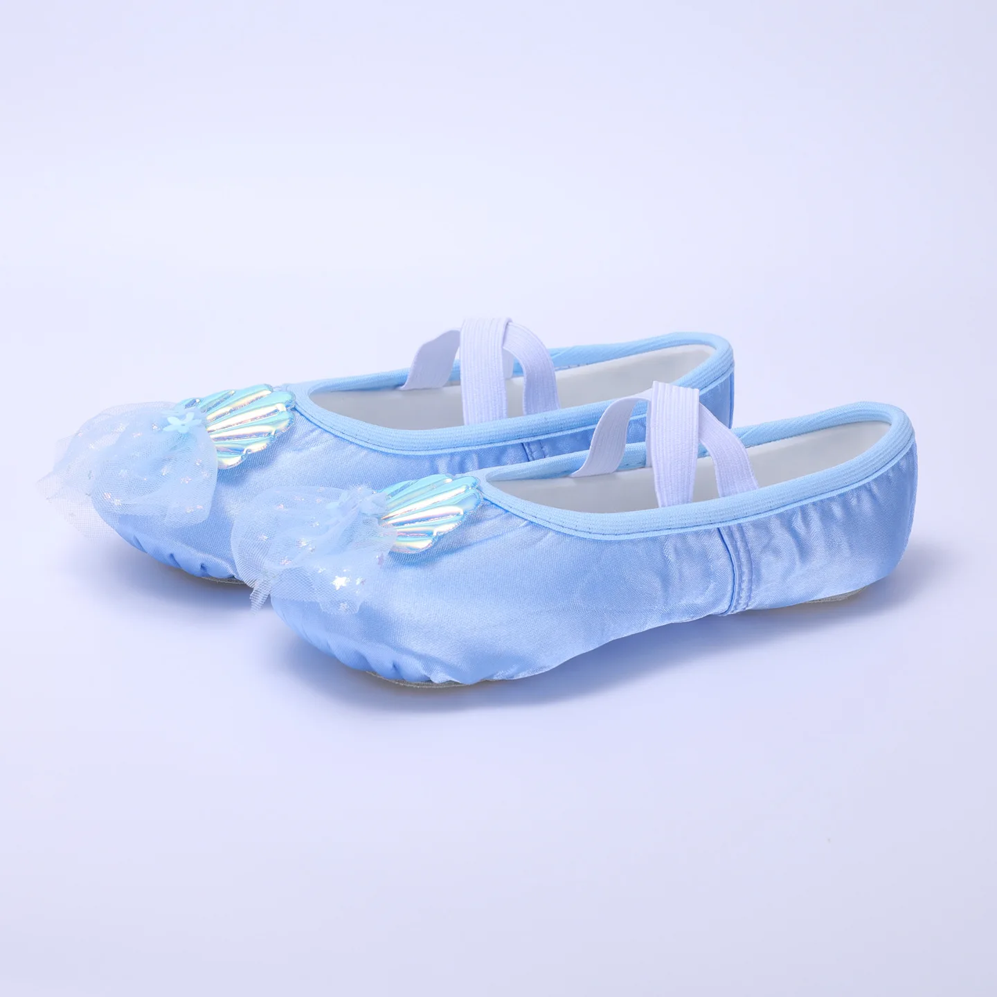 Scarpe da ballo per bambine in raso lucido con suola morbida e rete, ideali per la pratica del balletto