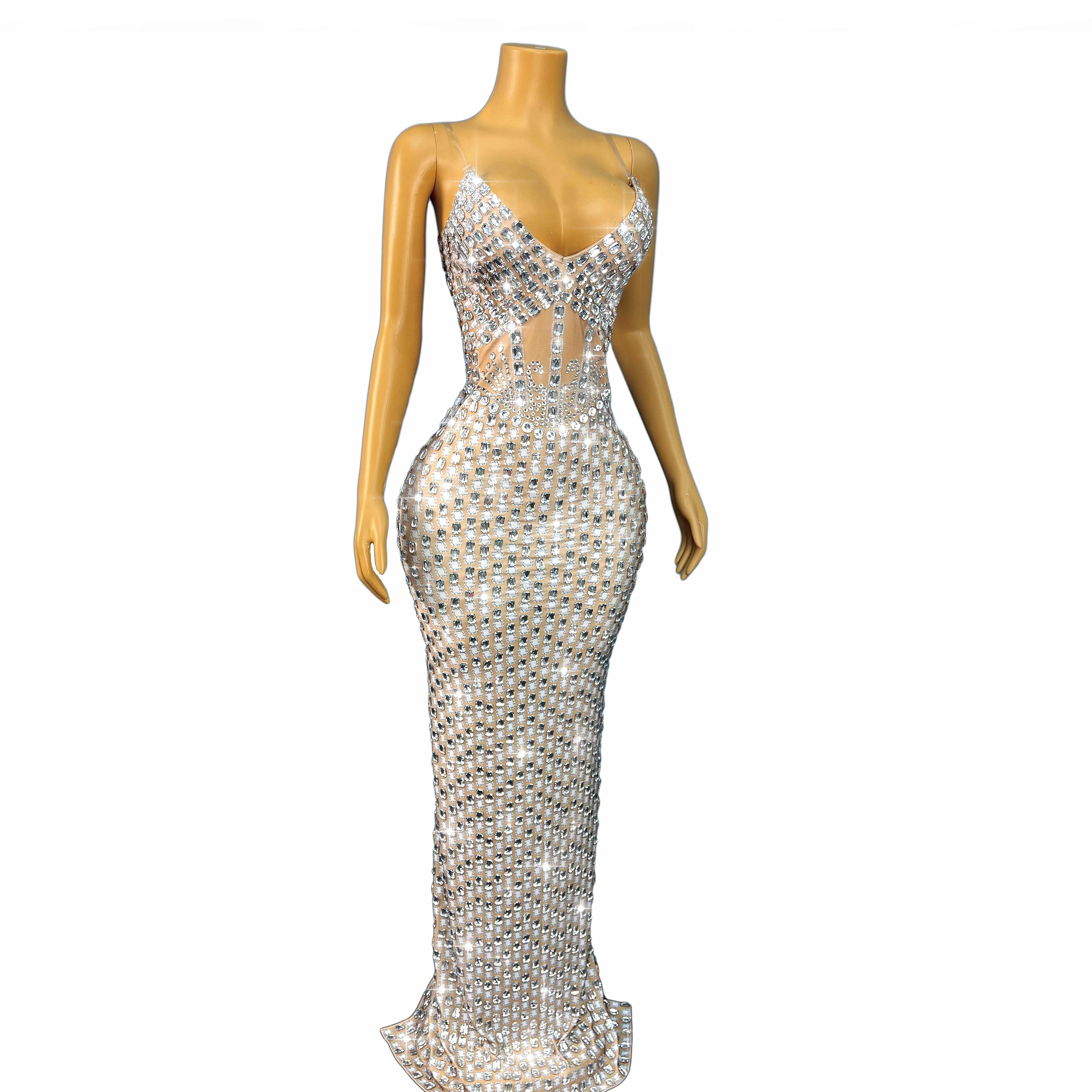 ชุดราตรีงานแต่งงานพรมแดง ประดับคริสตัลสีเงินระยิบระยับ ดีไซน์หรูหรา คอวีเซ็กซี่ สายเดี่ยว