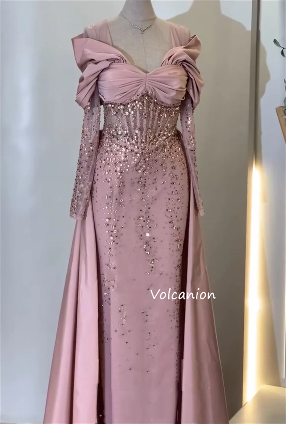 تخصيص البريق Charmeuse الطية مطرزة نمط مستقيم الخامس الرقبة فساتين طويلة مناسبة مخصصة المشاهير جودة عالية