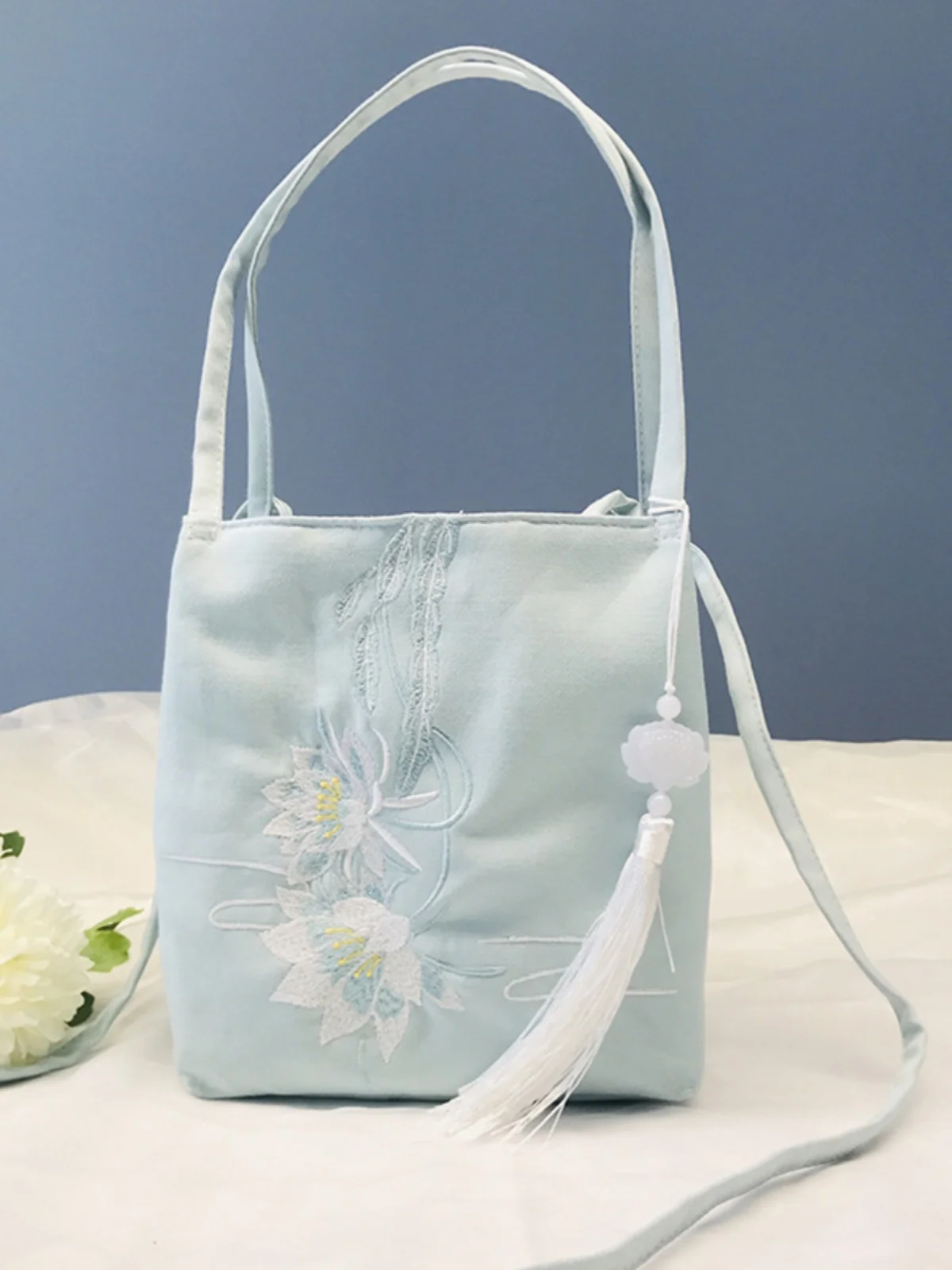 

Ретро-китайская бархатная сумка с вышивкой, большая вместительная сумка через плечо, вдохновленная стилем Ханьфу, с бахромой и мягкой ручкой