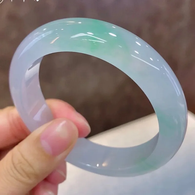 Bracelet naturel, texture semblable à de la glace, couleur foncée avec des motifs flottants, jade vert soleil clair.