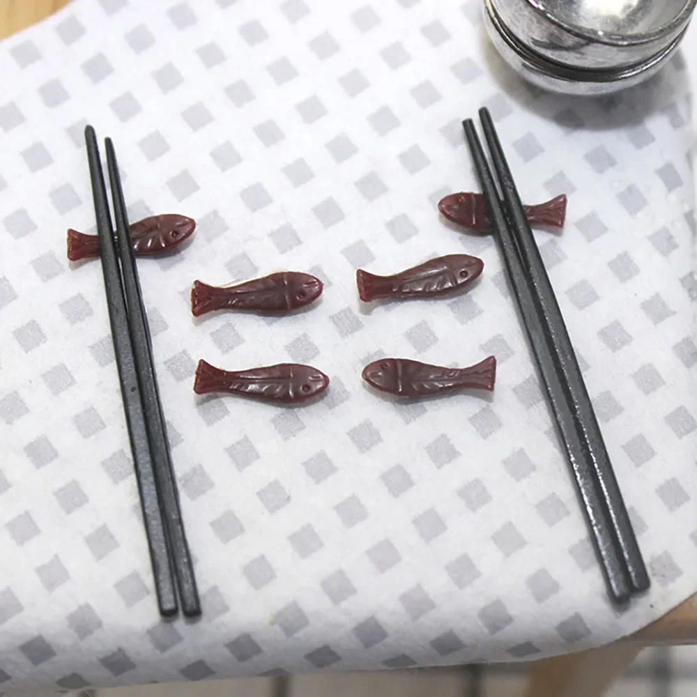 Bacchette in miniatura per casa delle bambole 1/12 con supporto Mini bacchette Set di riposo Modello giocattolo per accessori per casa delle bambole Decorazione ob11 bjd